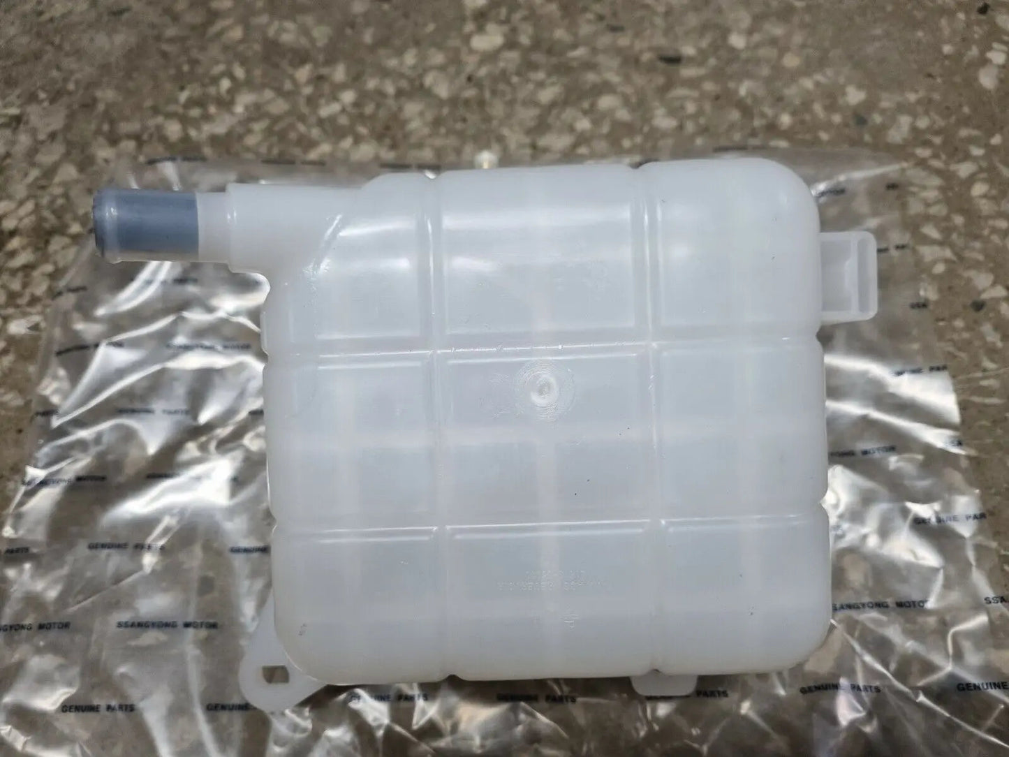original Reservoir Tank 2161035003 Ssangyong TIVOLI +D16F G16F high quality sayaragear