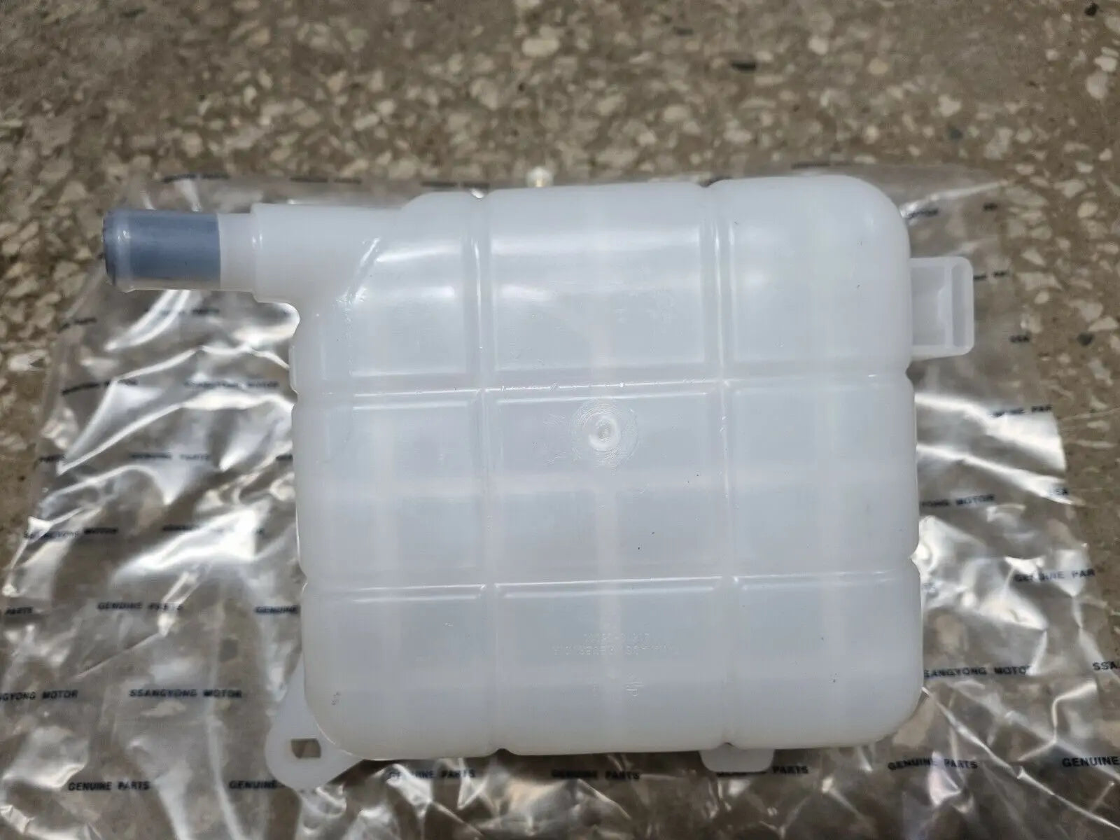 original Reservoir Tank 2161035003 Ssangyong TIVOLI +D16F G16F high quality sayaragear