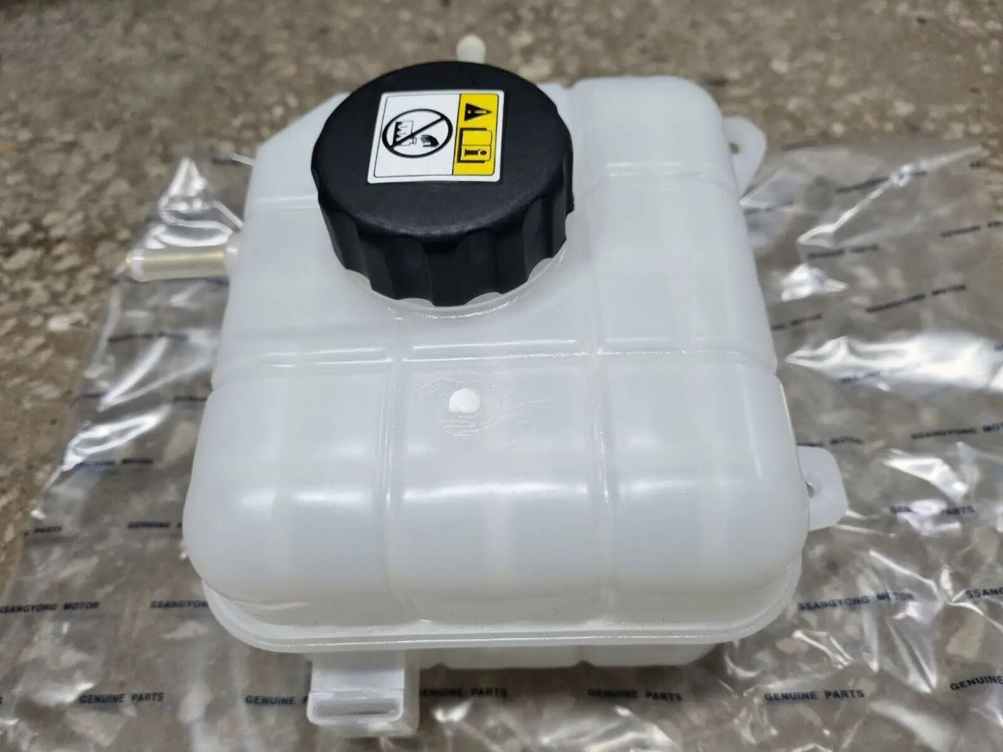 original Reservoir Tank 2161035003 Ssangyong TIVOLI +D16F G16F high quality sayaragear