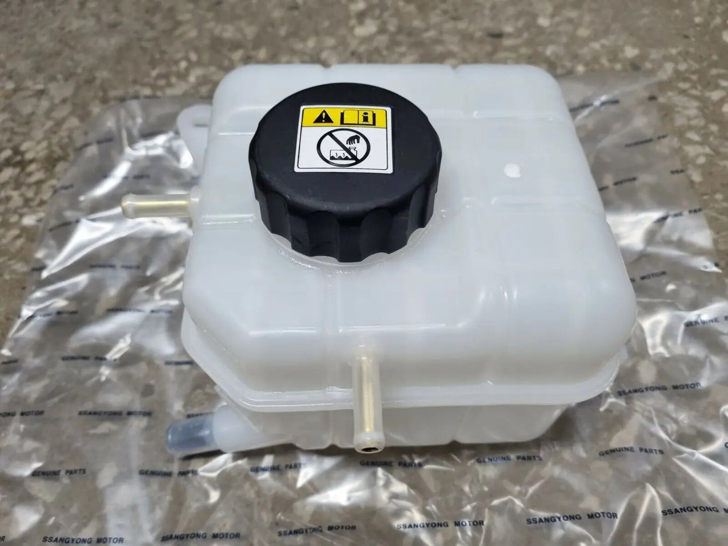 original Reservoir Tank 2161035003 Ssangyong TIVOLI +D16F G16F high quality sayaragear