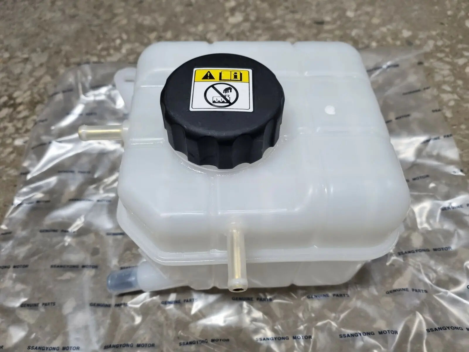 original Reservoir Tank 2161035003 Ssangyong TIVOLI +D16F G16F high quality sayaragear