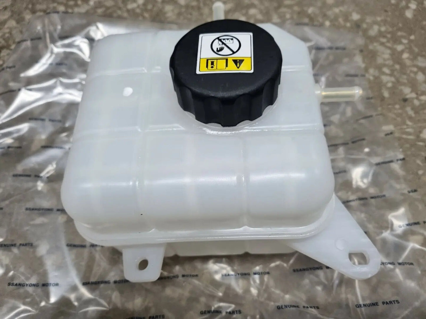 original Reservoir Tank 2161035003 Ssangyong TIVOLI +D16F G16F high quality sayaragear